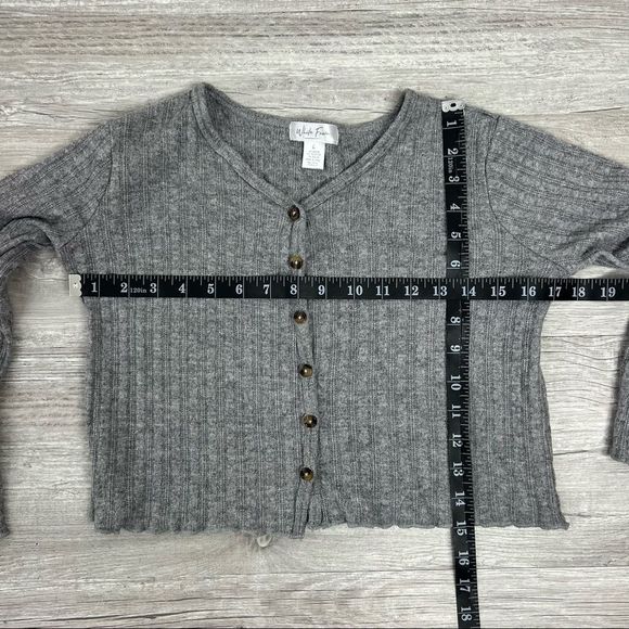 White Fawn Gray Long Sleeve Button Up Cropped Blouse Size Large - Picture 6 of 6